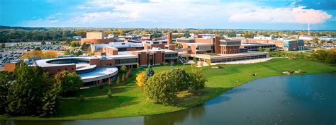 It offers popular majors in liberal arts, humanities, natural sciences, and automotive mechanics, and has a B grade for diversity, safety, and student life. . Elgin community college